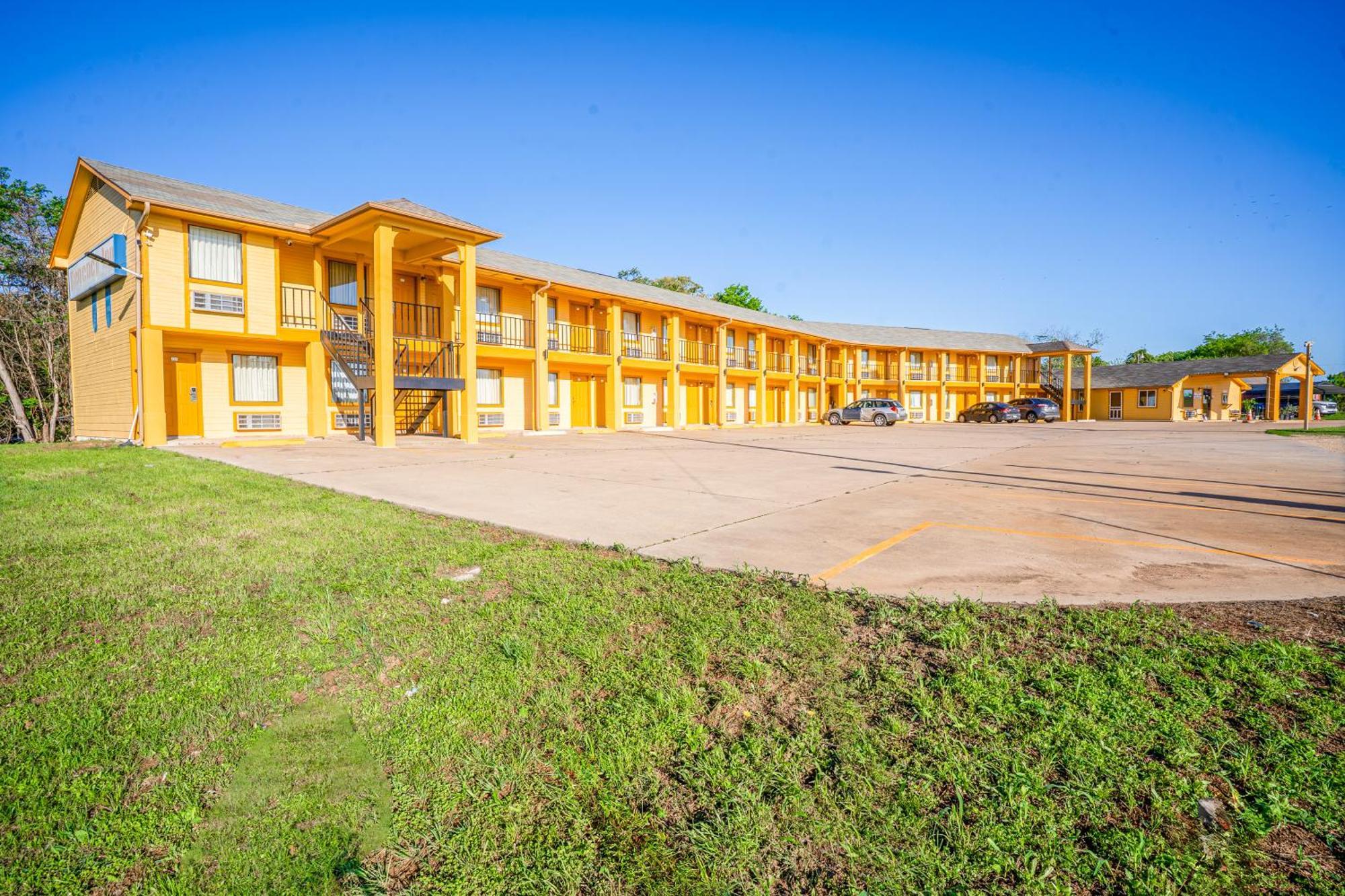 Regency Inn By Oyo Rockdale Tx Eksteriør bilde