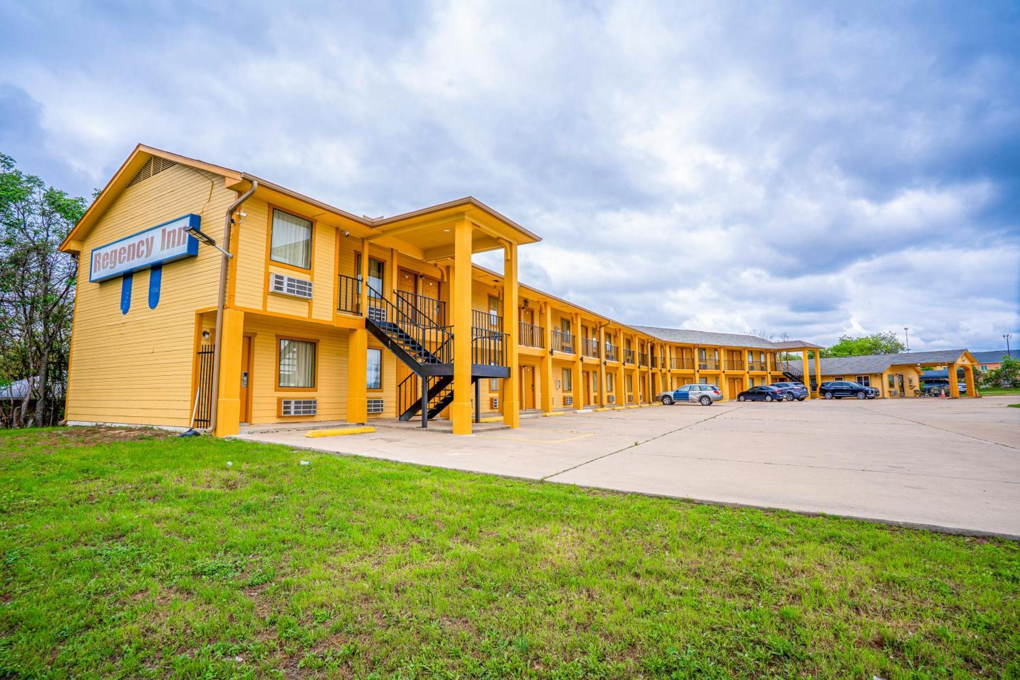 Regency Inn By Oyo Rockdale Tx Eksteriør bilde